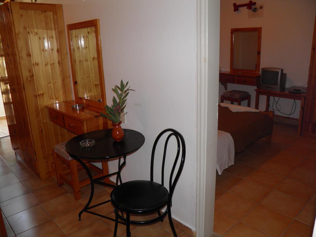 Galaxias Studios Kalamaki  Room photo